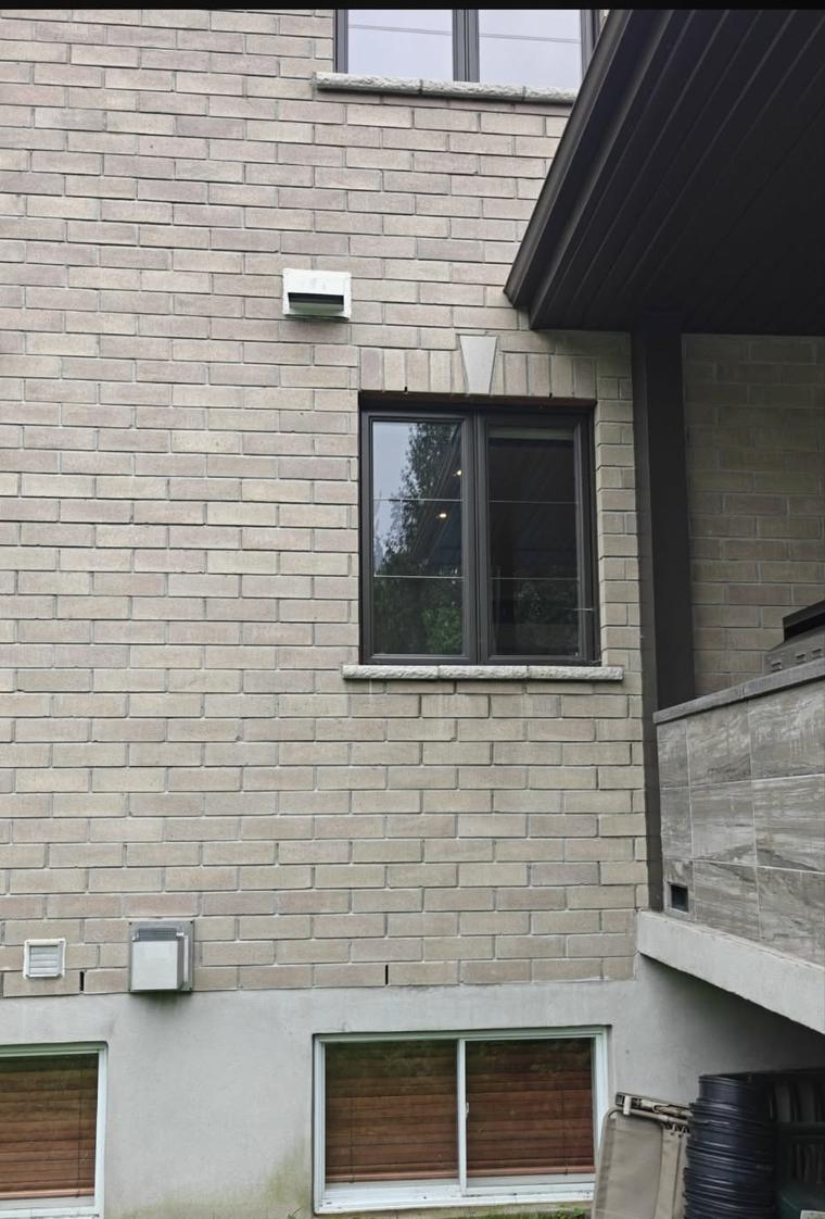 Le même mur avant les travaux, avec la fenêtre d'origine de dimension réduite