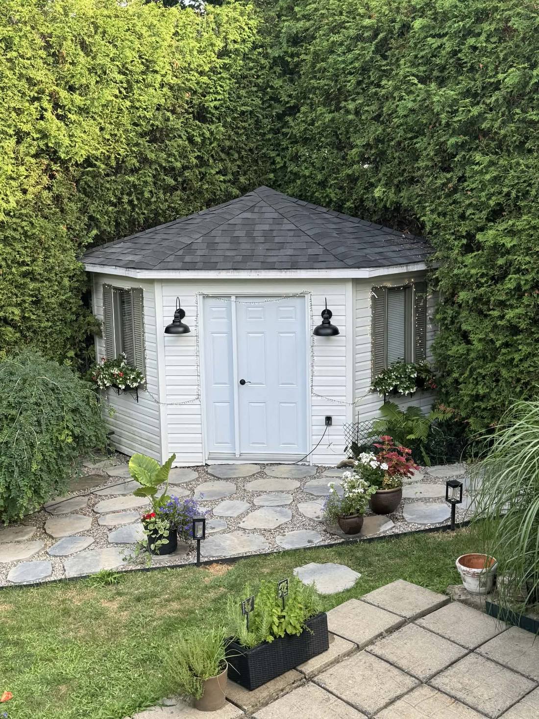 Cabanon de jardin à Laval après les travaux, toiture neuve en bardeau d'asphalte noir et soffites refaits