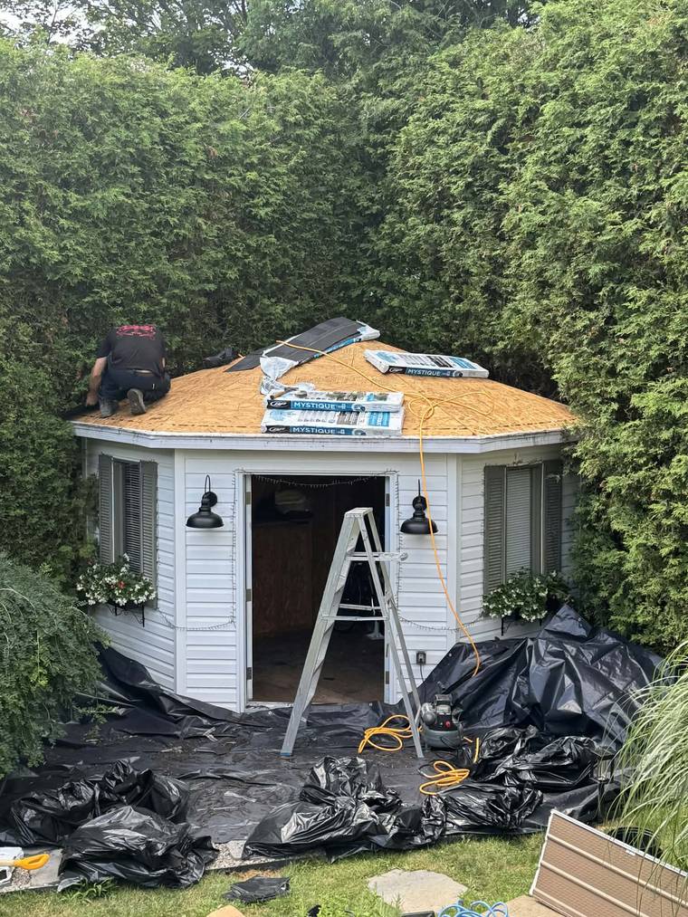 Chantier en cours, pontage mis à nu et bâches de protection au sol